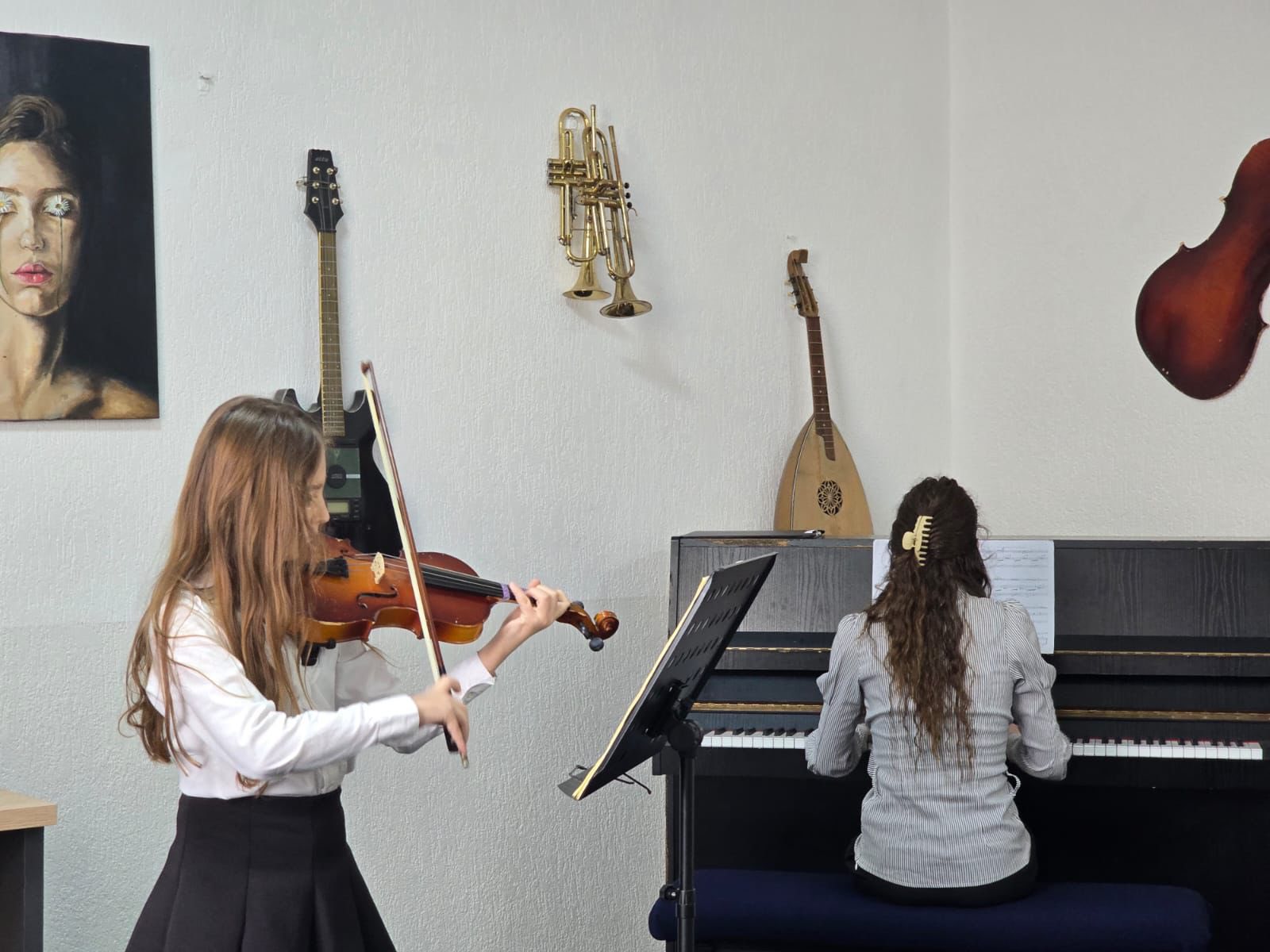 “Tingujt Shqiptarë në Duart e Rinisë”