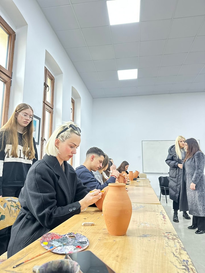 Punëtori dy-ditore me rastin e 8 Marsit